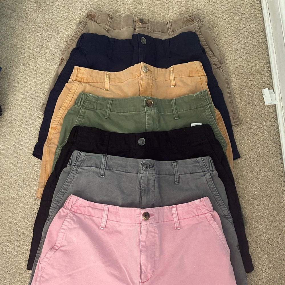 Old navy chino shorts. Size M. Inseam 5”.